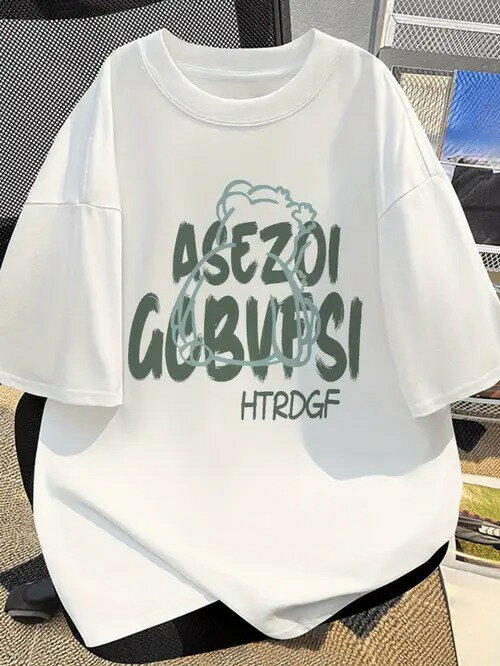 200gのホワイトTシャツには、一見ランダムな組み合わせのグリーンのフォントで、グラフィティアートのタッチを持つカジュアルでトレンディなスタイルの文字がプリントされている。夏のヒップスターアイテムに属し、コットン生地で着心地が良く、通気性も良い。