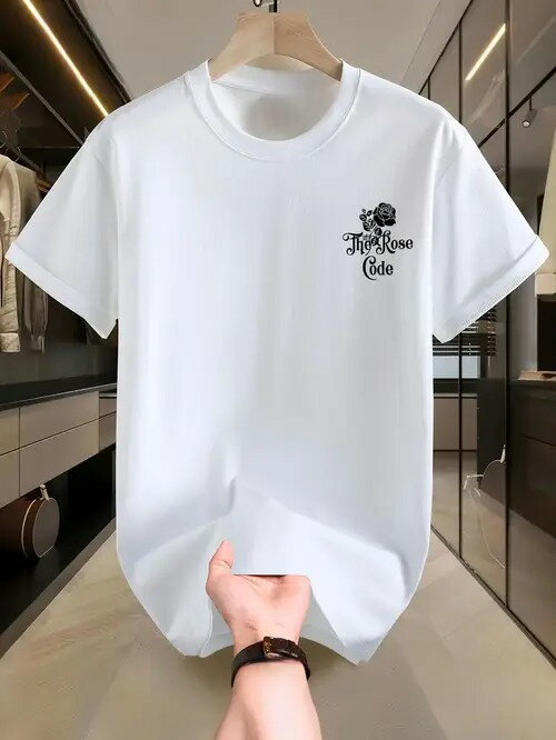 200gの白いTシャツは、左胸に黒い文字とバラの模様がプリントされ、デザインはシンプルかつ繊細で、エレガンスと文学を好むスタイルとなっている。