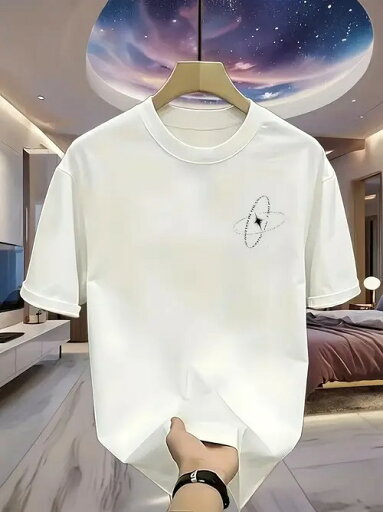 200gのホワイトTシャツは、左胸にミニマルな惑星のモチーフを配し、惑星とその軌道を線でアウトライン化することで、ミニマルでSF的なルックに仕上げている。 200gのホワイトTシャツは、左胸にミニマルな惑星のモチーフを配し、惑星とその軌道を線でアウトライン化することで、ミニマルでSF的なルックに仕上げている。