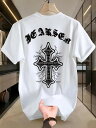 200gの白Tシャツの背面には、ゴシック・フォントのテキストと蔓の装飾が施された十字架があしらわれている。ゴシック・フォントはゴシック文化に関連することが多く、神秘性と個性を感じさせる。