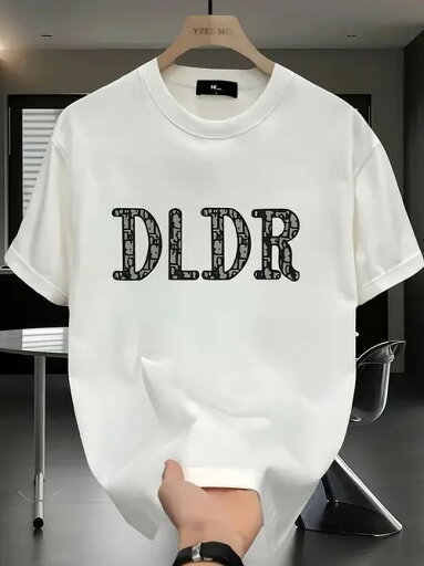 フロントにブラックプリント、文字に花柄の装飾が施された200gホワイトクルーネック半袖Tシャツ。ヘビーウェイトのコットン素材で、着心地がよく、通気性に優れ、厚手の質感。ルーズフィット、ユニセックス、カップルで着用可能。 フロントにブラックプリント、文字に花柄の装飾が施された200gホワイトクルーネック半袖Tシャツ。ヘビーウェイトのコットン素材で、着心地がよく、通気性に優れ、厚手の質感。ルーズフィット、ユニセックス、カップルで着用可能。