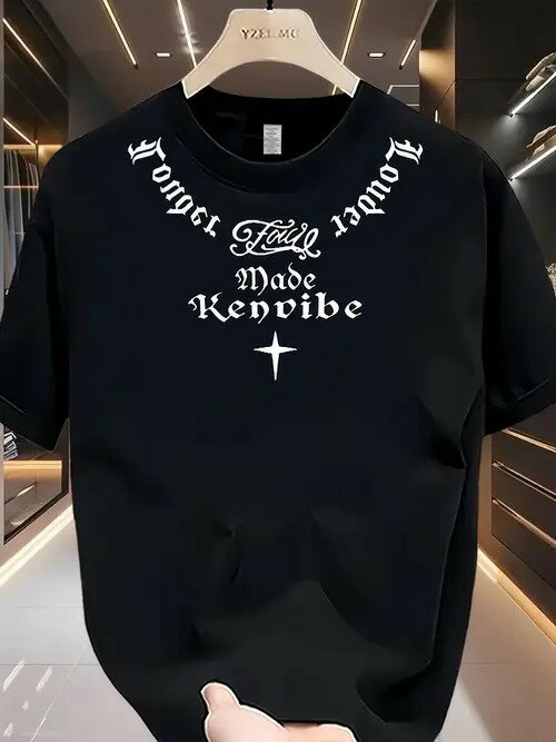 ネックラインと胸に白いゴシックフォントの文字と白い十字架がプリントされた200gの黒い半袖Tシャツ。クルーネックスタイル、ヘビーウェイトのコットン生地、肌に優しく通気性があり、厚手の生地感。