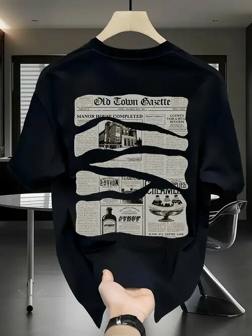 200gの黒半袖Tシャツ。背中には古新聞のようなプリント、文字、家、薬、デザートのモチーフ、そして黒..