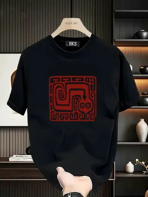 フロントに赤い伝統的なタトゥー柄が入った、200gの黒半袖Tシャツ。ラウンドネックで、着心地と通気性に優れたコットン製。柄はユニークな文化的風味を持ち、デザインはシンプルでありながら個性的です。