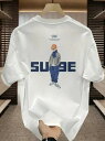 200gのホワイトTシャツは、カートゥーンキャラクターのプリントと背中の「SUGE」の文字が特徴で、カジュアルでトレンディなルックを演出する。