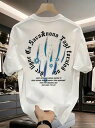 200gのホワイトTシャツは、背中にクールなグラフィック、裾にラップアラウンドのゴシック文字と英文テキストを配し、個性溢れるダークでトレンディなスタイルに仕上がっている。