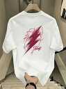 200gの白いTシャツは、背中にピンクの稲妻模様と文字があしらわれ、クールでトレンディなスタイル。ピュア・コットンを使用し、快適で通気性に優れている。