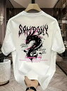 200gの白Tシャツの背中には、黒とピンクのドラゴンの模様があり、スタイル化されたテキストが添えられている。ピュア・コットン製で着心地がよく、通気性も抜群。