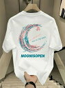 この200gの白Tシャツの背中には、月のモチーフのテキストを形成するカラフルな筆跡が描かれ、夢のような鮮やかなスタイルとなっている。ピュア・コットンを使用し、肌にやさしく快適で、ソフトで通気性に優れ、シワになりにくく、ノンアイロン。