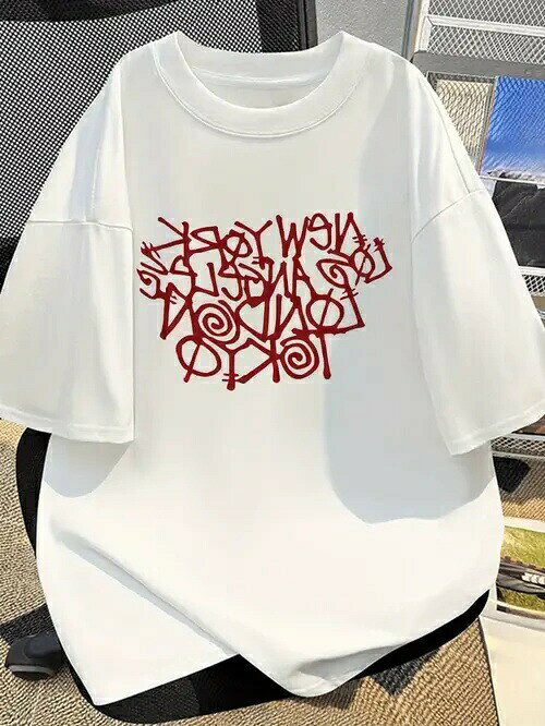 200gの白いTシャツは、フロントに赤いグラフィティ風のプリントを施し、個性的でトレンディなデザインに仕上がっている。夏の新作で、ピュア・コットンの生地は快適で通気性に優れている。