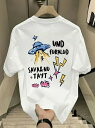 空飛ぶ円盤、稲妻、星などのカラフルな柄とテキストが背中に描かれた200gの白Tシャツ。ヒップスタースタイルとでも言うべきトレンディで個性的なスタイルで、肌触りが良く通気性の良いコットン素材を使用している。