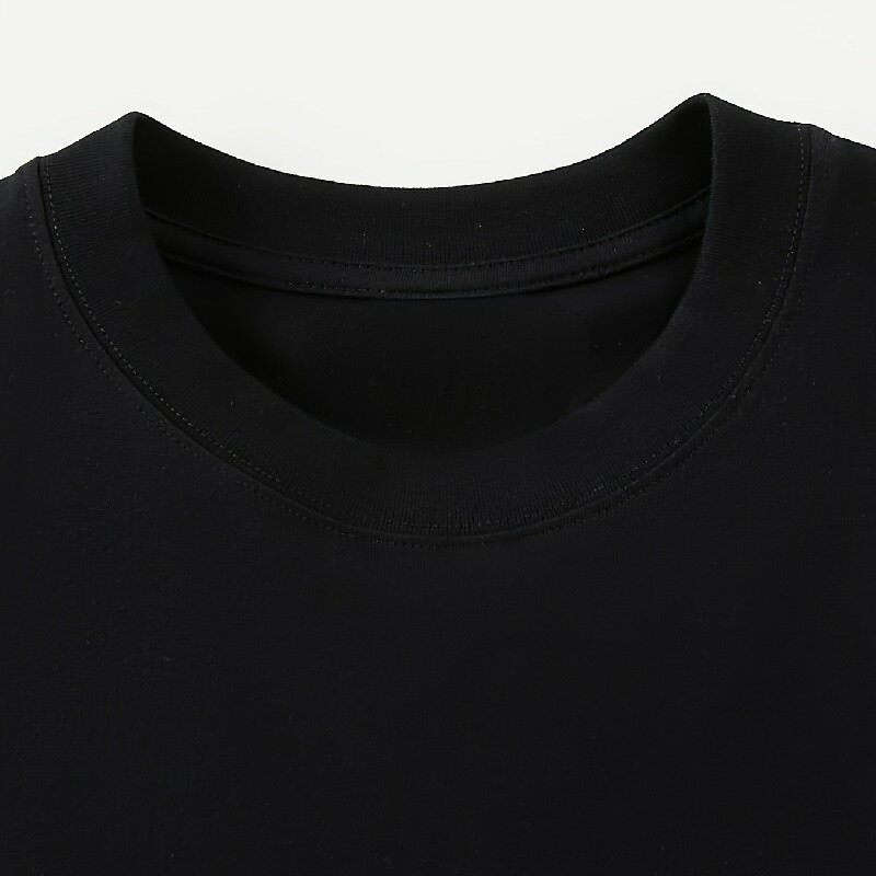 200gのブラックTシャツの背中には、X型の目とギザギザの口、そして 「C4YC. 」の文字が描かれたユニークなグラフィックが施され、トレンディで個性的なスタイルを演出する。上質な生地を使用し、ソフトで快適な着心地です。