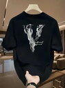 200gのブラックTシャツは、背中に白いスモーキーな柄と文字があしらわれている。柄のデザインは独特で、神秘的でクールな感じを与える。生地情報から、新疆長綿などの上質な生地を使えば、柔らかくて着心地がよく、肌にやさしく通気性がよい特徴があり
