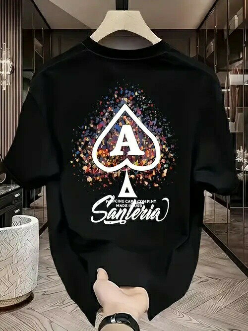 200gのブラックTシャツは、背中にスペードのエースのグラフィック、その下にカラーアクセントとテキストで囲まれている。スタイルはトレンディでファッショナブル、おそらくヒップスタースタイルで、柔らかく着心地の良いヘビーウェイトのコットン生地で作られている。