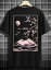 富士山、桜の枝、月、そして猛禽類が描かれた200gの黒いTシャツはゆったりとしたサイズ。富士山は日本..