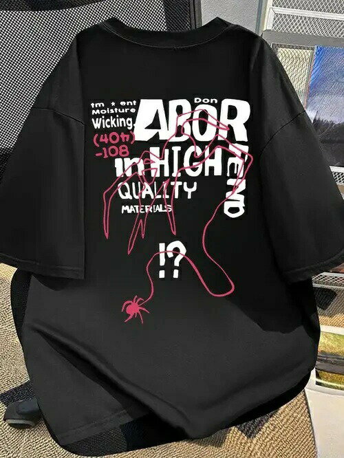 200gのブラックTシャツの背面には、さまざまなテキストとグラフィックがあしらわれている。 ピンクのラインとスパイダー柄が、個性的でユニークな雰囲気をプラス。全体的にトレンディでエッジの効いた、個性派にふさわしいストリート・スタイルに仕上がっている。
