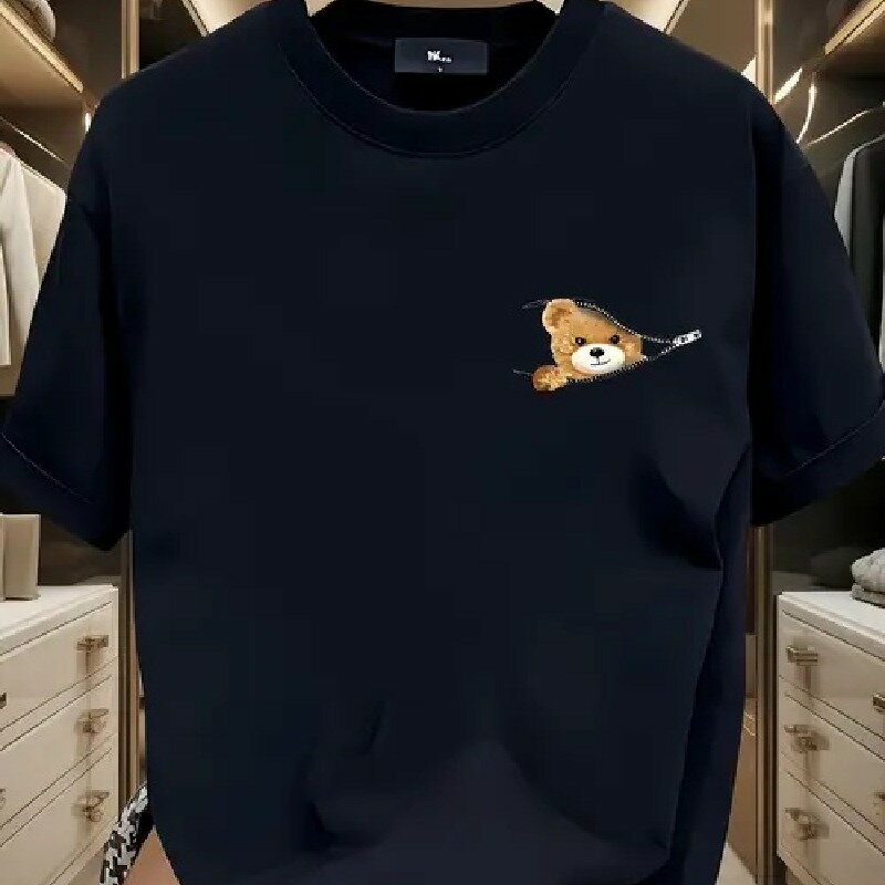 シンプルでシンプルではない黒Tシャツ200gは、ワードローブの定番です。胸のところには超萌え小熊の隙..