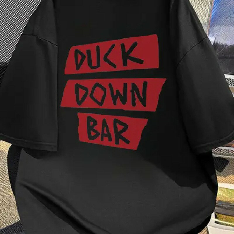 200gのトレンドセッターに欠かせないワードローブ！クールなプリントのブラックTシャツは、ジーンズや..