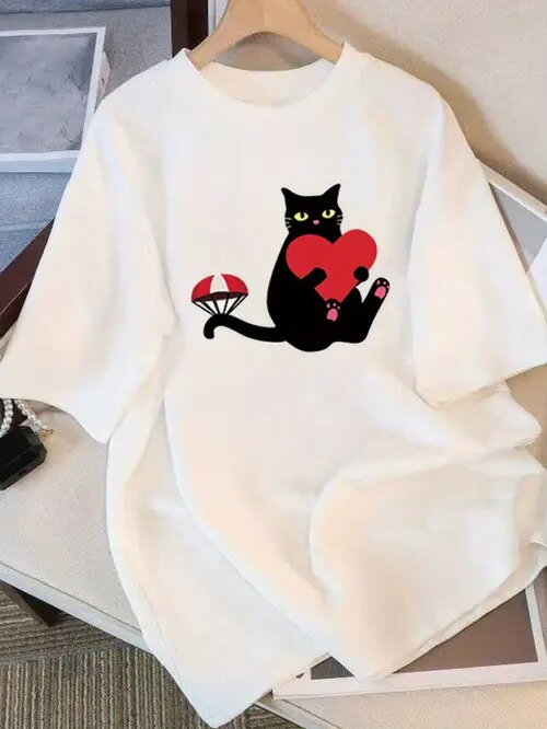 愛心黒猫来空投💌ロマンチックな雰囲気のtシャツ200gです わかりませんよ。黒猫は赤いハートを抱き、小さなパラシュートをつけて、ロマンチックなサプライズを空中投下しています