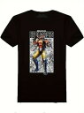 200gのコットン製Tシャツは、イエローのズボンとブルーのブーツを履いた筋肉質な男のイメージをフロントに、背景にはモノクロのカートゥーン風グラフィックを配した。彼は黄色のズボンと青いブーツを履いており、背景には白黒のコミック風のグラフィックが描かれている。