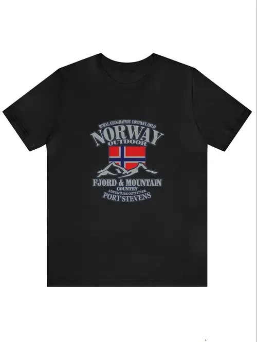 200gのコットンTシャツの中央にはノルウェーの国旗と山が描かれ、白い文字がプリントされている。