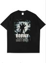 200gのコットンTシャツの前面には、雲を背景にした白と黒のカップルのシルエットがプリントされ、その下には白い文字が記されている。
