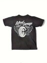 200gのコットン製Tシャツの背中には、タイヤの左右に翼をあしらったグラフィックがプリントされ、上には白い文字、下にはテキストが配され、全体的なデザインにはメカニカルな要素とインスピレーションが盛り込まれている。