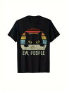 200gのコットンTシャツの前面には黒猫のシルエットが描かれ、カラフルなストライプの円形背景の下には白い文字が配され、レトロでユーモラスな雰囲気を醸し出している。