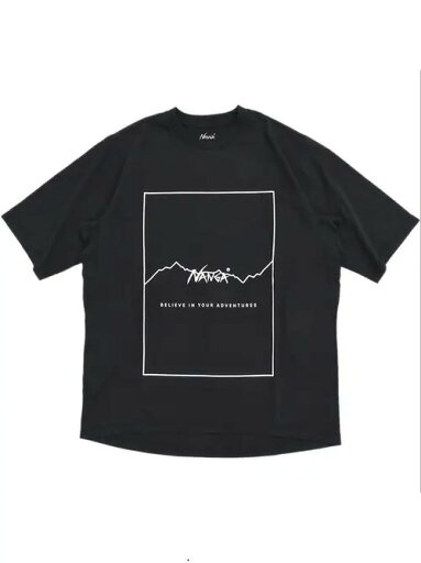 200gのコットン製Tシャツの前面には白いボーダーがプリントされ、上には白い山のライン・グラフィックとテキスト、下には白いテキストが配され、クリーンで冒険心をくすぐるデザインとなっている。 200gのコットン製Tシャツの前面には白いボーダーがプリントされ、上には白い山のライン・グラフィックとテキスト、下には白いテキストが配され、クリーンで冒険心をくすぐるデザインとなっている。