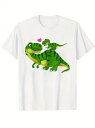 200gのコットンTシャツの前面にはグリーンのティラノサウルス・レックスが2匹プリントされ、大きなティラノサウルスの背中には小さなティラノサウルス・レックスが横たわり、その横には小さなピンクのラブ・ハートが描かれています。
