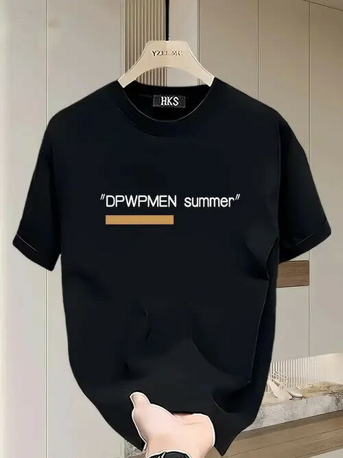 200gのブラックの半袖Tシャツは、フロントにホワイトの文字、その下にブラウンの長方形の帯を配したシンプルで夏らしいスタイル。コットン素材は着心地がよく、通気性に優れている。