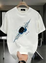 200gの白いクルーネック半袖Tシャツのフロントには、ブルーの亀裂を突き破る黒い拳が描かれている。ヒップスターブランドの一部で、ユニセックス、ルーズフィット。