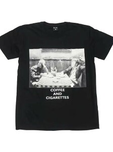 200gのコットンTシャツ、黒いTシャツに、白黒の写真柄は、白い文字でテーブルにいる二人を表し、文学的でレトロな雰囲気がいっぱいです。文学青年やレトロなスタイルが好きな人におすすめ。