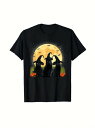 200gのコットン製Tシャツは、黒いTシャツに魔女帽子をかぶった3匹の黒猫がカボチャの隣に座り、背景には黄色い満月と飛ぶ鳥が描かれ、ミステリアスなハロウィーンの雰囲気を醸し出している。ハロウィン・パーティーやお祭りで着て、お祭り気分を盛り上げるのに最適。