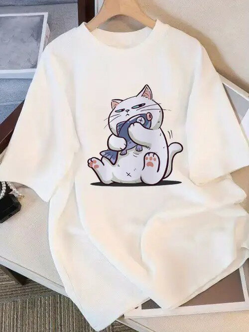 200gの豆を持って携帯電話を比べて、風格が垢抜けて面白いです。それはおそらく純綿の材質で、快適で通気性があり、丸首のゆったりした版型で、多種の身体の形に適します。このような韓国版のゆったりとしたデザインは、、男の子と女の子の同型の服装にも適しています