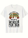 200gのコットン製Tシャツ。カラフルなグラデーションのバックプリントとテキストがフロントに配されている。 背景のグラフィックには走るシルエットや山脈のような輪郭線がいくつも描かれ、全体的なスタイルにはマジックとユーモアのセンスが散りばめられている。