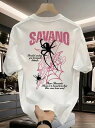 200gのホワイト・クルーネック半袖Tシャツにブラックの蜘蛛プリント、背中にピンクの蜘蛛の巣と花柄プリント、上にピンクの大文字といくつかの英字。ピュア・コットンを使用したコットン・ヒップスター・スタイルは、厚手の生地で着心地がよく、通気性に優れている。(4)
