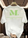 200gのホワイト・クルーネック半袖Tシャツは、背中にグリーンの「M.」のモノグラム、その下に英文テキストがあしらわれている。ヒップスター・スタイルで、ピュア・コットンを使用し、着心地がよく通気性に優れ、厚手の生地感。ゆったりとしたユニセックスなフィット感。