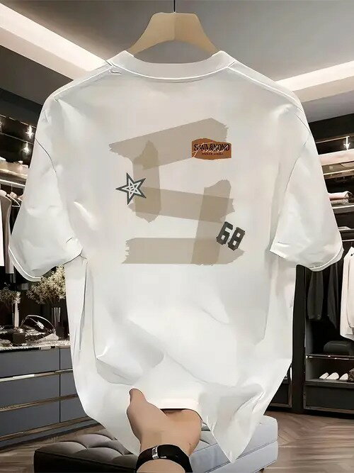 背中に星柄のテープパターンと「68」と書かれた長方形のブロック、茶色の英文字が入った200gの白のクルーネック半袖Tシャツ。ピュア・コットンで着心地がよく、通気性に優れ、男女兼用のルーズフィット。