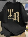 背中にゴシック体のフォントで大きく「TR」とプリントされ、その下にレタリングが施された200gの黒の半袖Tシャツ。ピュアコットンを使用しているので、着心地がよく、通気性に優れています。