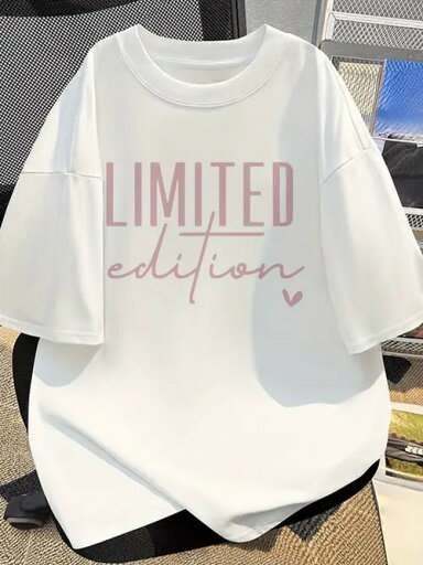 200gの白い半袖Tシャツにプリントされた文字と小さなハート模様。ピュアコットンを使用しているので、着心地がよく、通気性に優れています。 200gの白い半袖Tシャツにプリントされた文字と小さなハート模様。ピュアコットンを使用しているので、着心地がよく、通気性に優れています。
