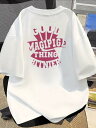 背中にバラ色の赤いプリントを施した200gの白い半袖Tシャツ。ピュアコットンを使用しているので、着心地がよく、通気性に優れています。