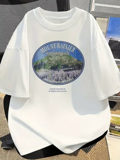 マウント・レーニア国立公園の風景をモチーフにしたレタリングがプリントされた、カジュアルでアウトドアルックな200gのホワイト半袖Tシャツ。快適で通気性の良いコットン製。 マウント・レーニア国立公園の風景をモチーフにしたレタリングがプリントされた、カジュアルでアウトドアルックな200gのホワイト半袖Tシャツ。快適で通気性の良いコットン製。