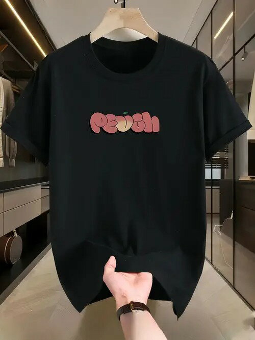 200gのブラックの半袖Tシャツは、フロントにピンクのフォントカラーでプリントを施し、シンプルなスタイルに甘さと遊び心を加えている。コットン素材は着心地がよく通気性に優れているので、毎日のカジュアルウェアに適している。