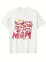 200gのコットンTシャツの前面にはピンクと赤の文字がプリントされ、文字の周りには小さな花柄が点在しています。全体的にキュートなスタイルで、母の日やお母さんへの...