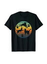 200gのコットン製Tシャツは、サンセット・カラーのグラデーションを背景に、3匹の猫のシルエットが異なるポーズで描かれ、猫の足跡がプリントされている。