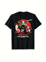 コットン200gのこのTシャツは、侍に扮し武器を持った黒猫が描かれ、背景には赤い月が描かれ、幻想的でクールな雰囲気を醸し出している。アニメやゲームが好きな人、個性的なスタイルを追求する人に向いているTシャツで、個性的なファッションセンスを発揮できる。