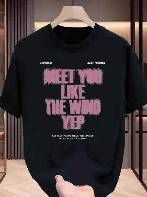 200g MEET YOU LIKE THE WIND YEP」などと書かれています。それは夏の新しいモデルのTシャツで、生地は快適で通気性があって、丸い襟のゆったりした版型は多種の身体の形に適します。芸能系が好きな人には、デニムパンツやスラックスを合わせます。