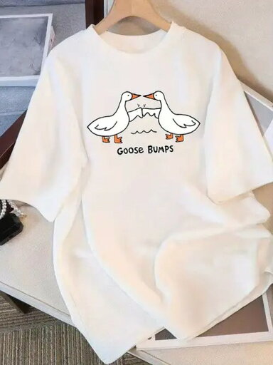 愚か者200gです!遊び心のあるイラストプリントの白半袖Tシャツがキュートな2羽のガースが触れ合う「Goose Bumps」。癒やし感あふれる白Tで爽やかに着られます。 愚か者200gです!遊び心のあるイラストプリントの白半袖Tシャツがキュートな2羽のガースが触れ合う「Goose Bumps」。癒やし感あふれる白Tで爽やかに着られます。