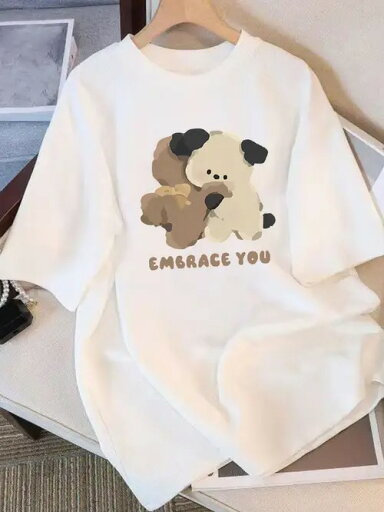 200gパターン:白いTシャツの上のキャラクターの子犬のプリント(2匹の子犬は抱擁して、風格はかわいくて、暖かいです)。 アイテム属性:白の半袖Tシャツはカジュアルなファッションアイテムです。可愛くて癒されるテーマ、ゆったりしたバージョンに関連しています。 200gパターン:白いTシャツの上のキャラクターの子犬のプリント(2匹の子犬は抱擁して、風格はかわいくて、暖かいです)。 アイテム属性:白の半袖Tシャツはカジュアルなファッションアイテムです。可愛くて癒されるテーマ、ゆったりしたバージョンに関連しています。